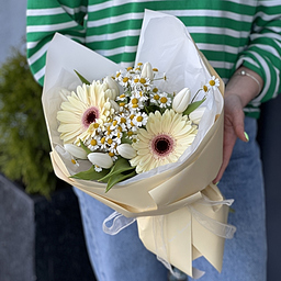 Букет Свежесть Ветра из гербер, тюльпанов и танацетума