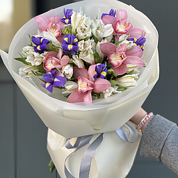 Букет Обыкновенное Чудо из цимбидиума, альстромерии и ирисов