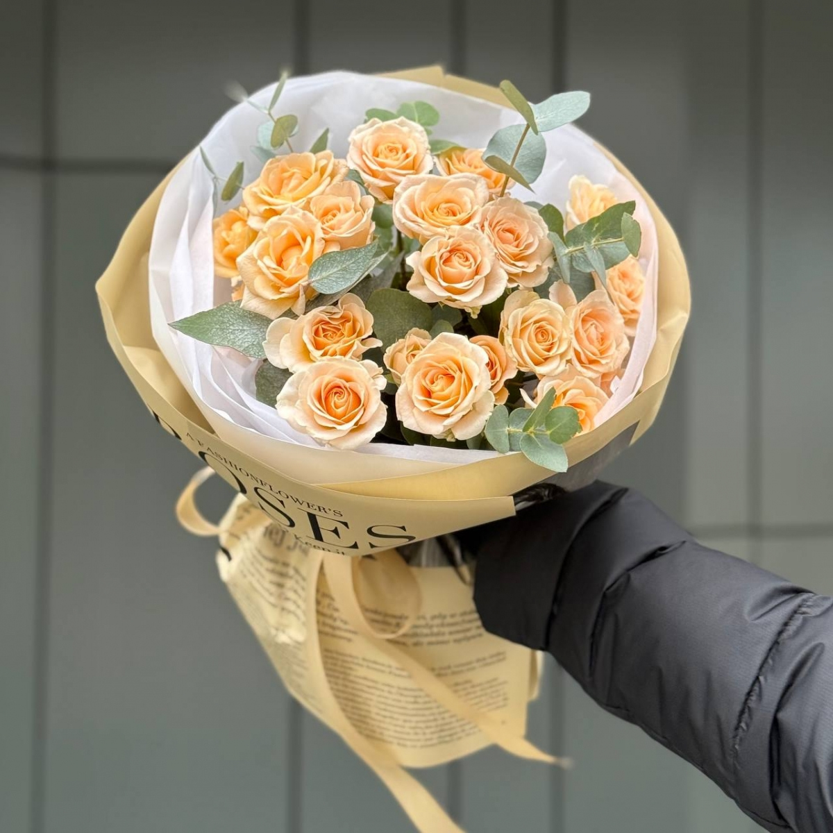 Букет Солнечный подарок из 5 веток кустовых роз морнинг стар и эвкалипта