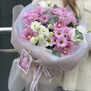 Букет Мадмуазель из цимбидиума, хризантемы, эустомы и эвкалипта