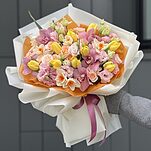 Букет Мармеладка из нарциссов, тюльпанов, цимбидиума, эустомы и кустовой розы