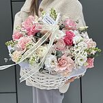 Корзина Цветочный Коктейль из эустомы, сирени, ранункулюсов и роз