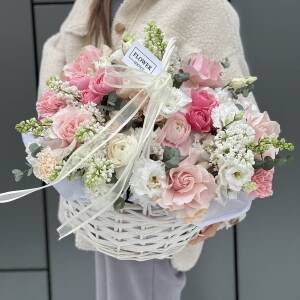 Корзина Цветочный Коктейль из эустомы, сирени, ранункулюсов и роз