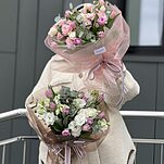 Букет Вернисаж Микс из пионовидных тюльпанов, эустомы и эвкалипта