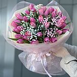 Букет Фруктовая пастила из розовых тюльпанов и гипсофилы