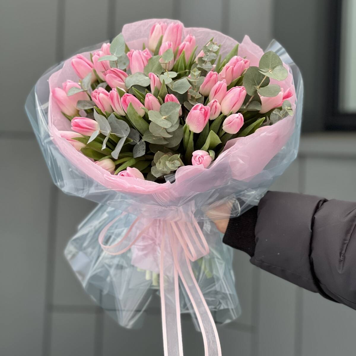 Букет Моя Весна из 45 розовых тюльпанов и эвкалипта