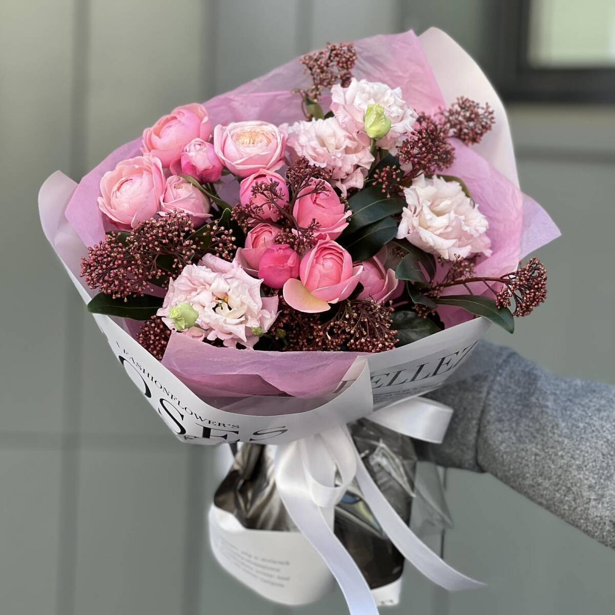 Букет Розовая Феерия из пионовидных роз, скиммии и эустомы
