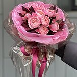 Букет Клубника в шоколаде из кустовых пионовидных роз сильвия пинк и леукодендрона