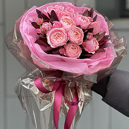 Букет Клубника в шоколаде из кустовых пионовидных роз сильвия пинк и леукодендрона