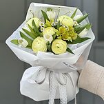 Букет Лимонный Сорбет из ранункулюсов мини, альстромерии, танацетума и тюльпанов