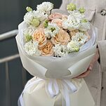 Букет Объятия Весны из кустовой розы и эустомы