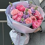 Букет Аметист из маттиолы, диантуса и кустовой пионовидной розы сильвия пинк