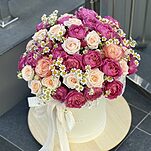 Коробка Притяжение из танацетума, роз сорта кахала, кустовых роз