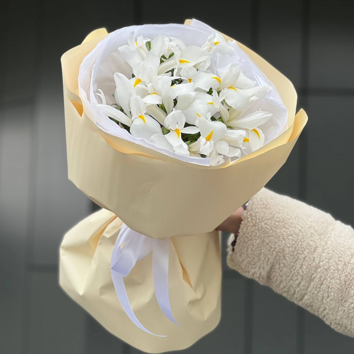 Букет Ириска из 9 белых ирисов