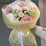 Букет Солнечная леди из нарциссов, вибурнума, эустомы, диантуса и роз сорта вувузелла