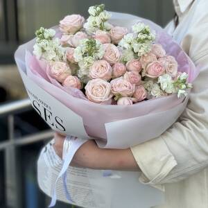 Букет Летнее Сновидение из кустовой розы бомбастик и маттиолы