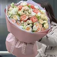 Букет Счастье M из эустомы, фрезии, кустовых роз и розы сорта кахала