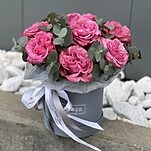 Коробка Малиновое суфле из 9 роз сорта кантри и эвкалипта