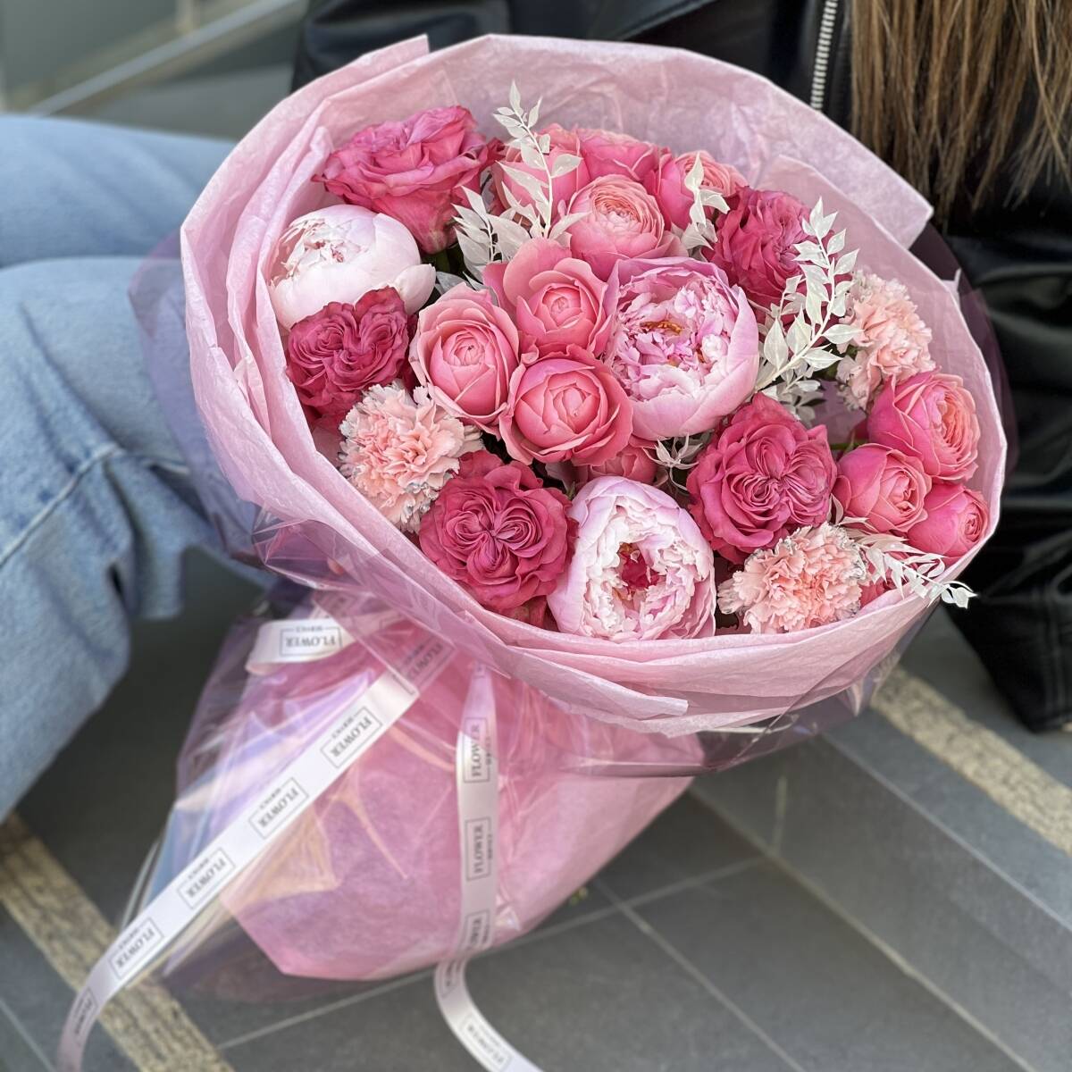 Букет Обещание любить из пионов, роз сорта кантри, пионовидных кустовых роз, диантуса и рускуса