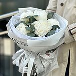 Букет Ice Cream из 5 белых пионов и эвкалипта