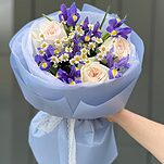 Букет Дыхание лета из ирисов, роз сорта Охара и танацетума