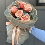 Букет из 5 роз сорта кахала и эвкалипта