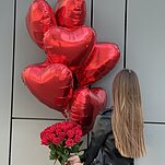 Букет из 25 красных роз и набора шаров
