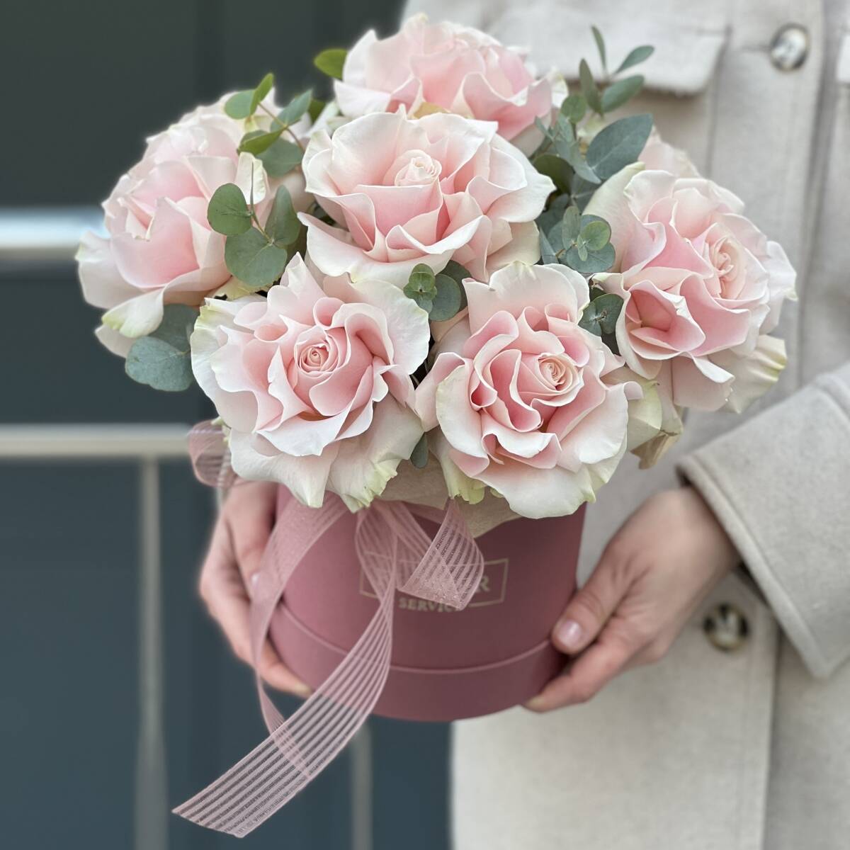 Коробка Розовый Бархат из 9 французских розовых роз и эвкалипта