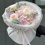 Букет Фрутелла из гортензии, роз сорта Охара, матиоллы и озотамнуса