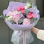 Букет Флоренция из гортензии, лиловой эустомы, маттиолы, пиона, кустовой пионовидной розы и эвкалипта