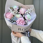 Букет Ультрамарин из пионов, диантуса, рускуса, оксипеталума и эвкалипта