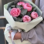 Букет Салмон из 5 пионов и эвкалипта