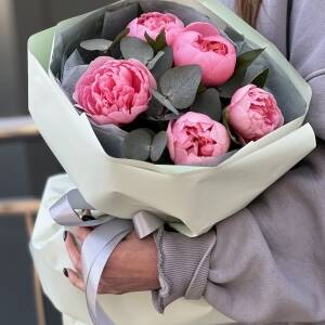 Букет Салмон из 5 пионов и эвкалипта