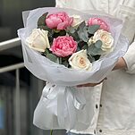Букет Манящий аромат из роз сорта охара и пионов салмон