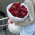 Букет Кармен из 7 бордовых пионов