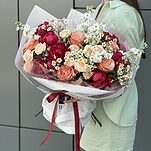 Букет Бал Цветов из танацетума, пионов, роз сорта кахала, кустовых роз и маттиолы