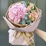 Букет Свидание в Париже из гортензии, розы одноголовой Капучино, альстромерии