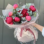 Букет Рандеву из пионов Коралл Шарм и бордовых пионов