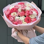 Букет Английский Сад из белых и коралловых пионов, роз сорта охара и сильвиа пинк
