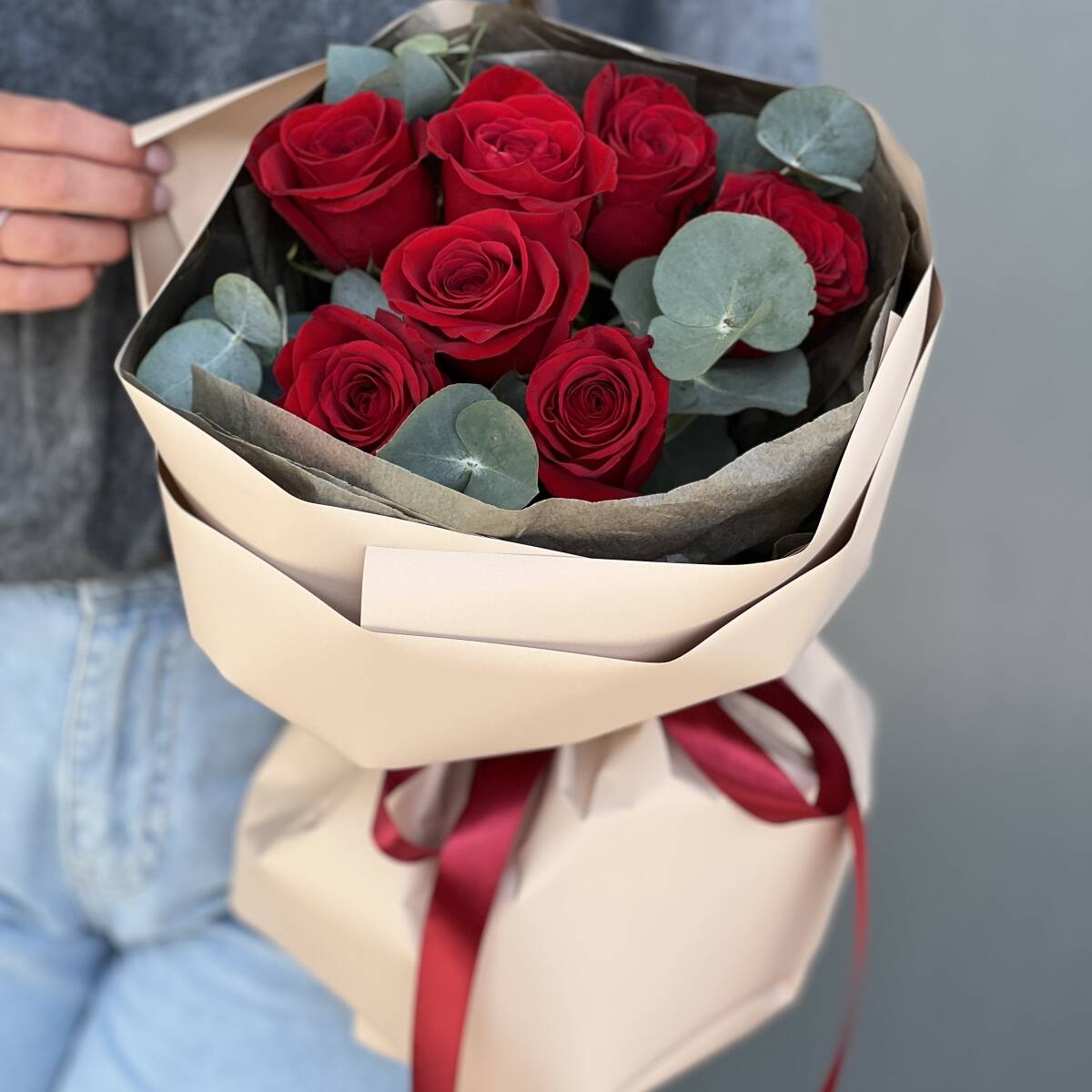 Букет Простая романтика из 7 красных роз и эвкалипта