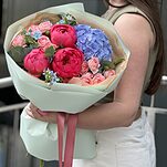 Букет Шаг навстречу из гортензии, пионов сорта корал шарм, кустовых роз, оксипеталума и эвкалипта