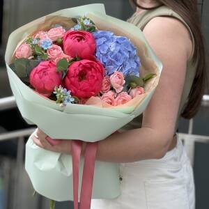 Букет Шаг навстречу из гортензии, пионов сорта корал шарм, кустовых роз, оксипеталума и эвкалипта