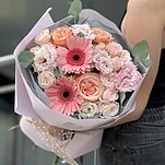 Букет Дольче Вита из гербер, роз сорта кахала, кустовых роз и эустомы