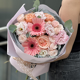 Букет Дольче Вита из гербер, роз сорта кахала, кустовых роз и эустомы