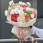 Букет Алхимия из пионов, кустовых роз, роз сорта капучино, целозии и эустомы
