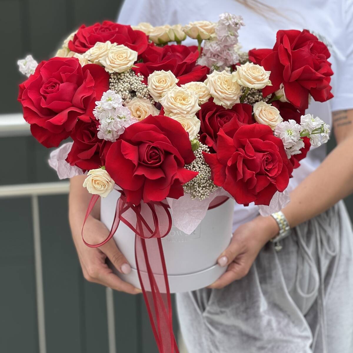 Коробка Мон Амур из красных роз, озотамнуса, маттиолы и кустовых роз