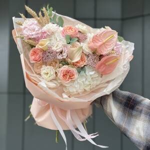 Букет Лоуре из антуриума, роз вувузела, озотамнуса, эустомы, гортензии, калл и эвкалипта