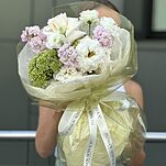Букет Воздушный десерт из розы, эустомы, маттиолы и целозии