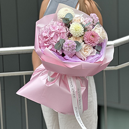 Букет Моменты Счастья из георгин, гортензии, маттиолы, розы сорта охара