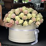 Коробка Нежные чувства из 75 белых и розовых роз